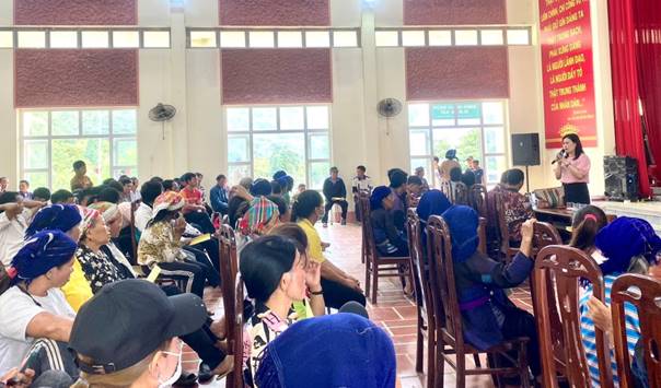 A group of people sitting in chairs in a room
AI-generated content may be incorrect.