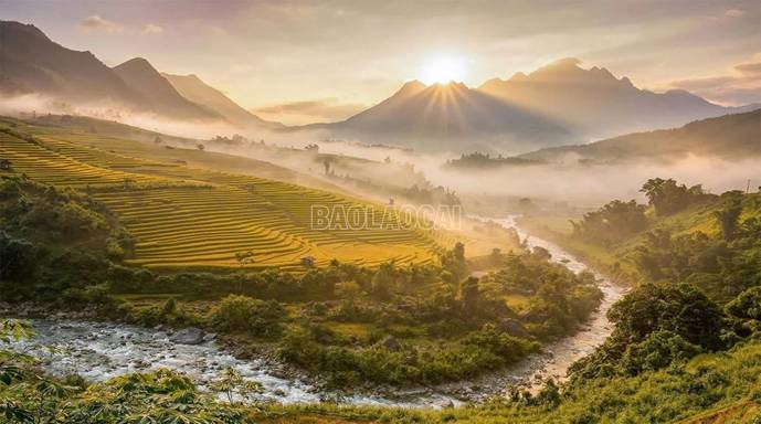 A river running through a valley
Description automatically generated